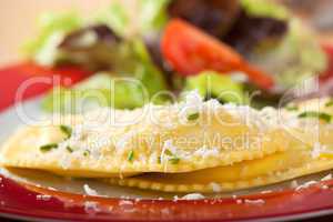 Nahaufnahme von frischen Ravioli mit Parmesan