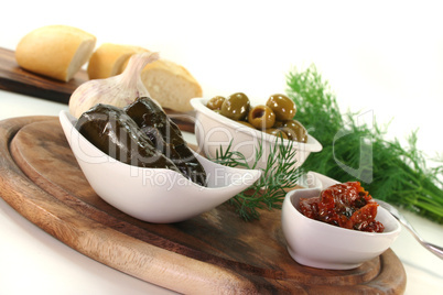 Oliven, gefüllte Weinblätter und eingelegte Tomaten