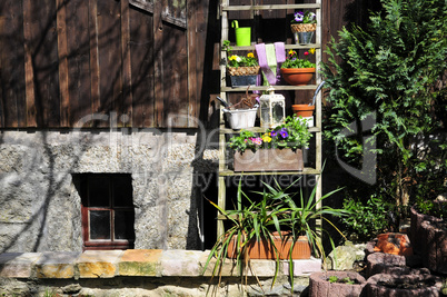 Scheune mit Frühlings Blumen