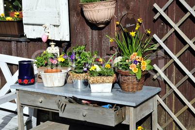 Pflanztisch im Garten