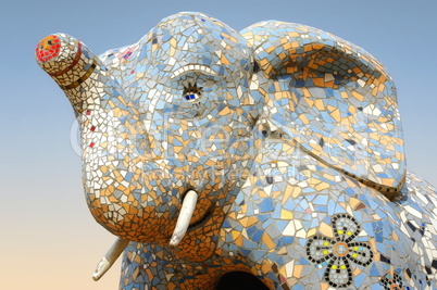 Elefant Skulptur aus Stein und Mosaik