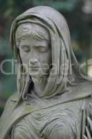 Trauernde Frau als Grabmal auf dem Friedhof Bad Pyrmont 1
