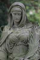 Trauernde Frau als Grabmal auf dem Friedhof Bad Pyrmont 2