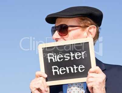 Riester Rente - Senior mit Schild