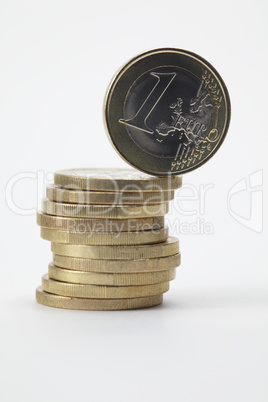 Münzstapel mit Euro am Rand