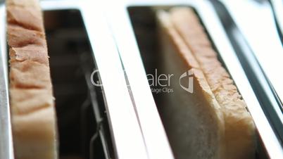 Toast im Toaster - herunterdrücken