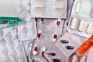 Tabletten und Spritzen zur Behandlung 167