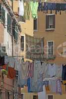 Wäscheleinen in einer Straße, Venedig,Italien