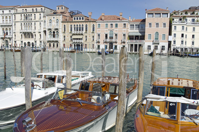Motorboote auf dem Canal Grande, Venedig