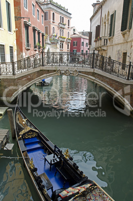 Gondel auf einem Kanal in Venedig