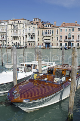 Motorboote auf dem Canal Grande, Venedig