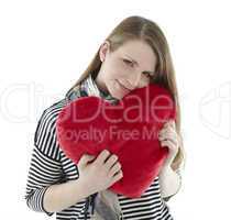 Frau kuschelt mit einem Herzkissen