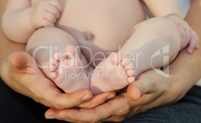 Babyfüsschen und schützende Hände
