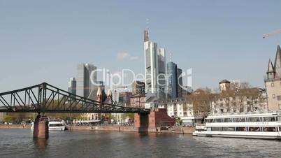 Frankfurter Skyline mit eiserner Steg und Passagierschiffen
