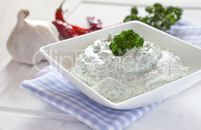 frischer Kräuterquark / fresh herb cream cheese