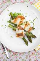 Spring appetizer with asparagus and haloumi
