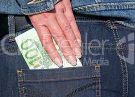 100 Euro Geldschein mit Hand und Jeans