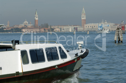 Vaporetto auf der dem Bacino di San Marco, Venedig