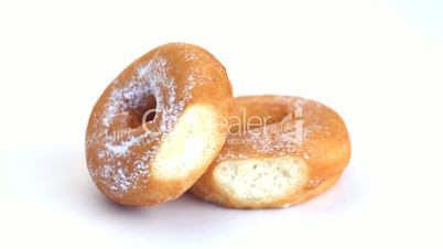 Ein Donut lehnt an dem anderen und  drehen sich