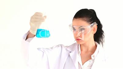 Laborarbeiterin im Kittel hält ein Reagenzglas