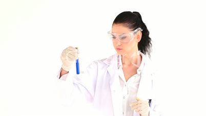 Eine Frau arbeitet im Labor
