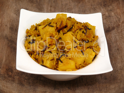 asiatischer Curryreis mit Früchten (vegetarisch)