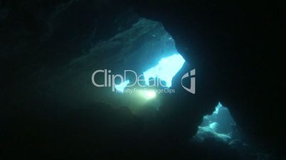 Taucher in Höhle