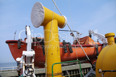 Schiffsdeck mit Rettungsboot deck of a ship with rescue vessel