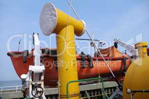 Schiffsdeck mit Rettungsboot deck of a ship with rescue vessel