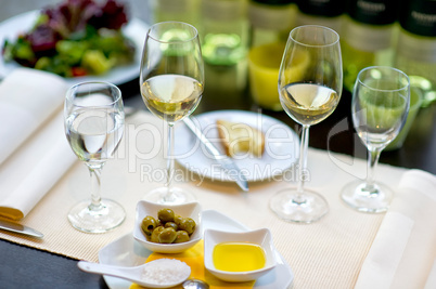 Gedeckter Esstisch mit Weingläsern Covered dining table with win