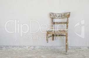 Alter schadhafter Stuhl auf einer Baustelle Old broken chair at