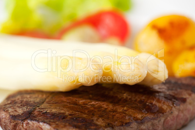 Spargel auf einem Steak