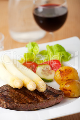 Spargel auf einem Steak