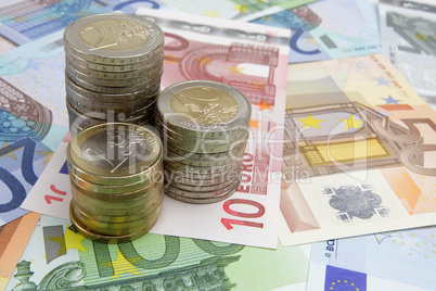 Euro-Münzen mit Geldscheinen