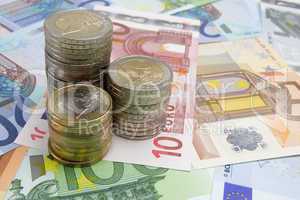 Euro-Münzen mit Geldscheinen