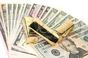 Goldbarren auf Dollarnoten