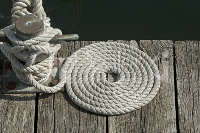 Seil an einem Bootssteg im Kieler Hafen