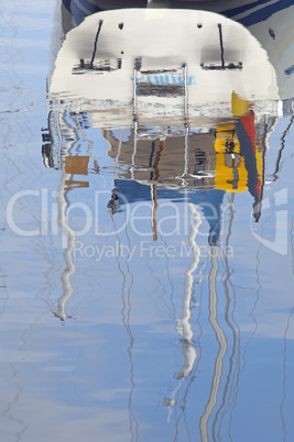 Spiegelung eines Segelboots im Hafen von Kiel Schilksee