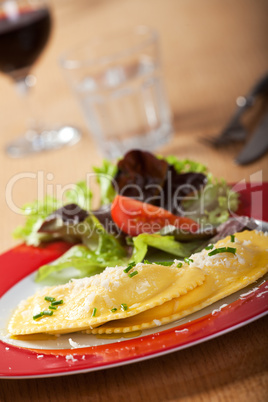 Nahaufnahme von frischen Ravioli mit Parmesan