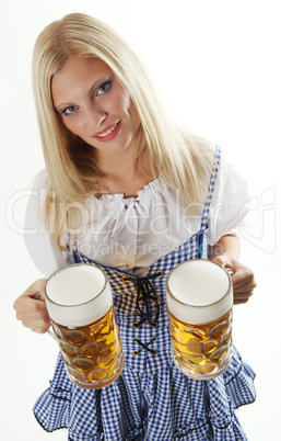 Frau mit zwei Bierkrügen