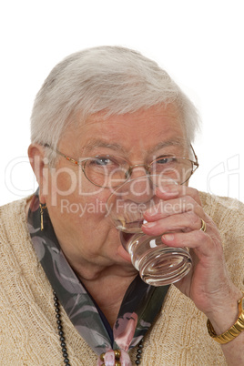Seniorin trinkt ein Glas Wasser