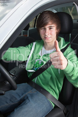 Junger Mann im Auto 508