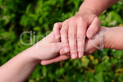 Hände halten einander und geben Geborgenheit