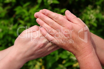 Hände halten einander und geben Geborgenheit