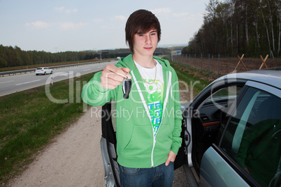 Junger Mann mit Auto 491