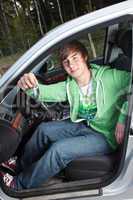 Junger Mann im Auto zeigt Autoschluessel 499