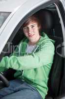 Junger Mann im Auto 503