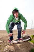 Junger Mann mit Skateboard 543