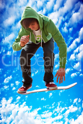 Junger Mann mit Skateboard 544 hint Himmel