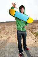Junger Mann mit Skateboard 560
